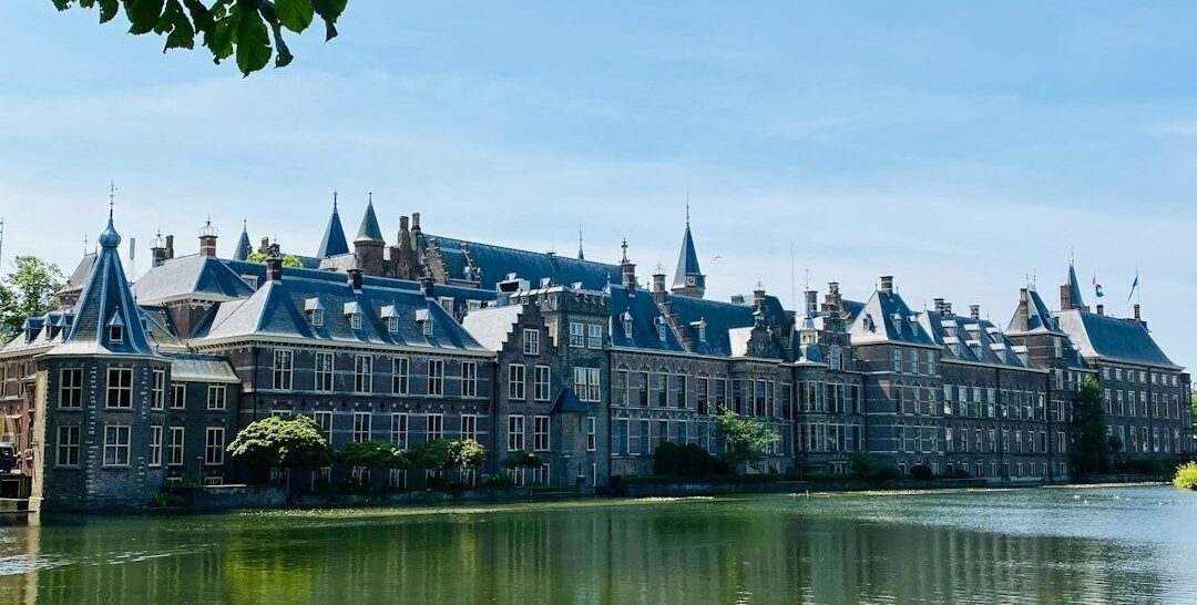Historische regeringsgebouwen van het Binnenhof aan de Hofvijver