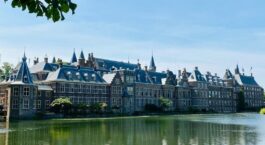 Historische regeringsgebouwen van het Binnenhof aan de Hofvijver