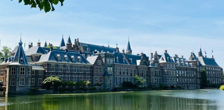 Historische regeringsgebouwen van het Binnenhof aan de Hofvijver